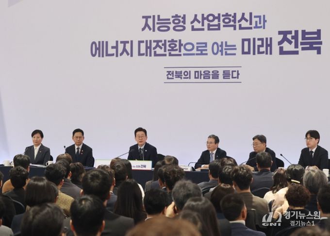 이재명 대통령이 27일 전북특별자치도 전주시 전북대학교에서 열린 '전북의 마음을 듣다' 타운홀미팅 간담회에서 발언하고 있다 사진제공=전북사진기자단