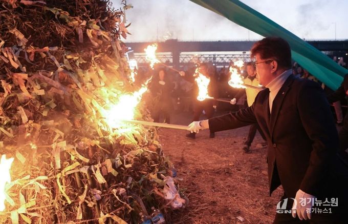 최충규 대덕구청장 및 내빈들이 정월대보름을 앞둔 28일 ‘27회 신탄진 대보름 쥐불놀이 축제’에 참석해 액운을 쫓는 달집에 불을 붙이고 있다