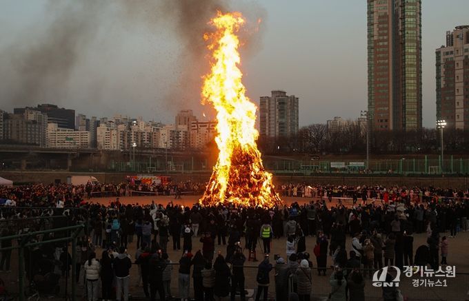 양천구, ‘2026 정월대보름 민속축제’에서 달집을 태우며 건강과 행복을 기원하고 있는 모습