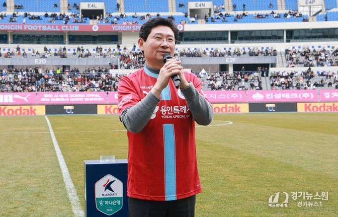 이상일 시장이 1일 미르스타디움에서 열린 하나은행 K리그2 홈 개막전에서 인사말을 하고 있다