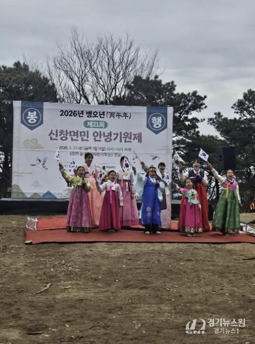 아산우리소리와 신창초등학교 다문화 가정 자녀들이 함께 아리랑을 제창하며 찾아가는 문화예술공연을 펼치고 있다.