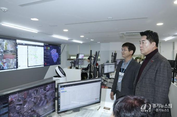 관악구 관제센터에 방문하여 지능형 CCTV 작동 체계를 점검하고 있는 박준희 관악구청장