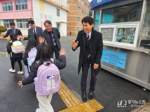 새학년 첫날 학생 맞이