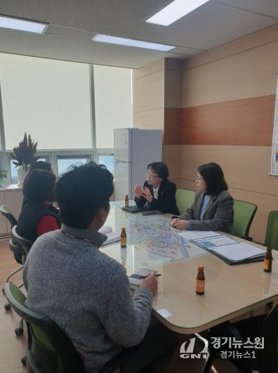 시 관계자가 고양교육지원청과 고등학생 원거리 통학 문제를 논의하고 있다.