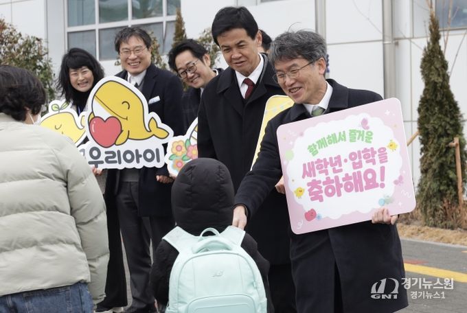 천창수 교육감이 3일 서사초에서 등교하는 학생들에게 축하 인사를 하고있다.