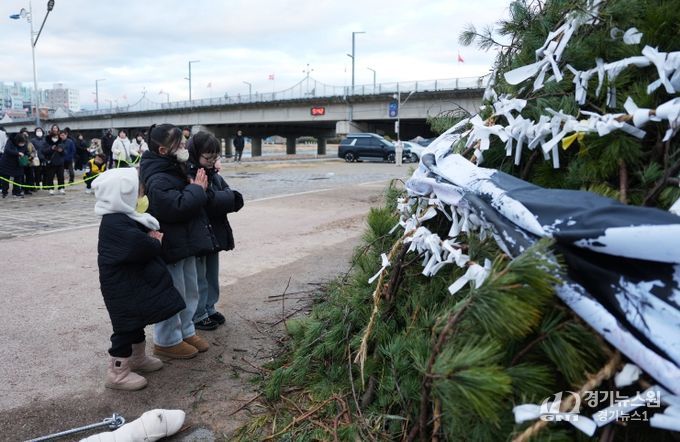 영천발전 기원제에서 아이들이 소원지를 달집에 달고 소원을 빌고 있다.