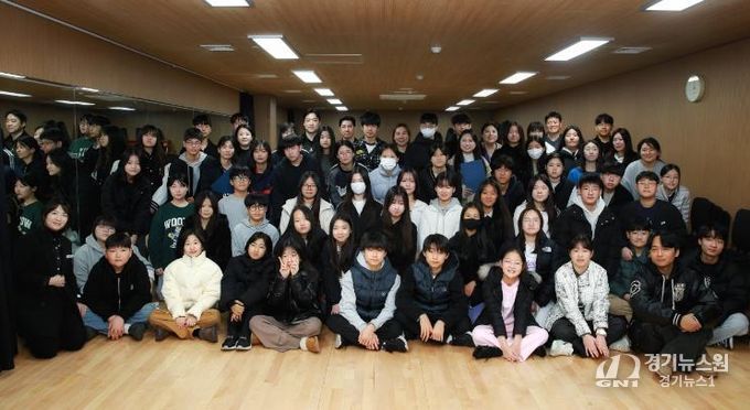 제7기 울산학생오케스트라 단원들이 2월 28일 울산학생교육문화회관에서 기념촬영을 하고 있다