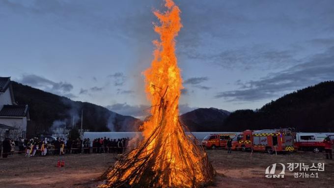 봉화군 소천면 산악회, 정월대보름 달집태우기 행사 성황리 개최