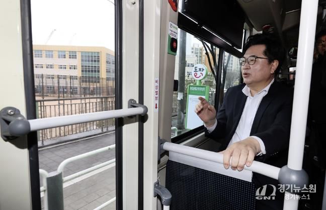 박일하 동작구청장이 지난 3일, 노선 조정된 마을버스 동작21번에 시승해 흑석고등학교 앞을 지나가고 있다.
