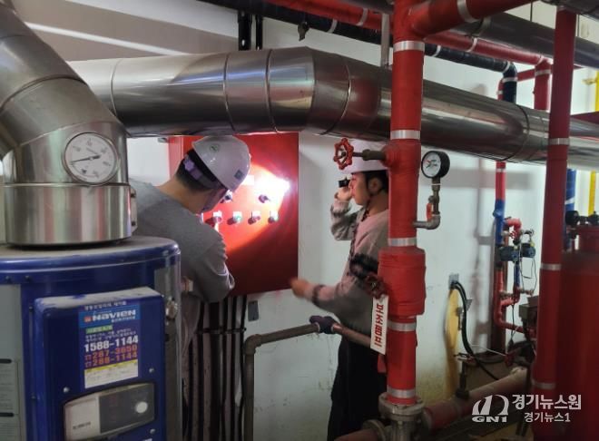 강북교육지원청 직원들이 4일 동천유치원 기계실에서 해빙기 안전점검을 하고있다