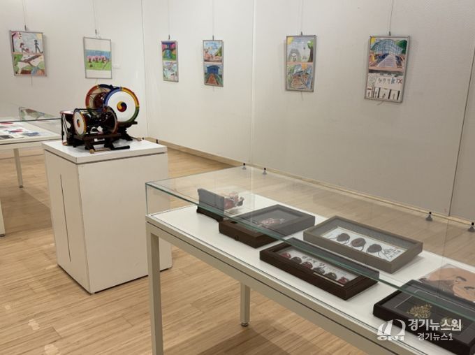 일본 야마토시 문화창조 복합시설인 시리우스 1층 갤러리에 전시 중인 광명시 어린이 작품과 한국 전통 물품.