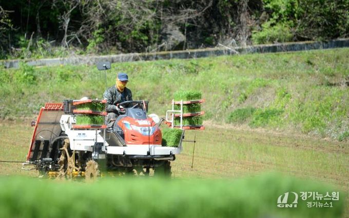 화천군 농업기술센터의 봄철 영농대행 지원사업