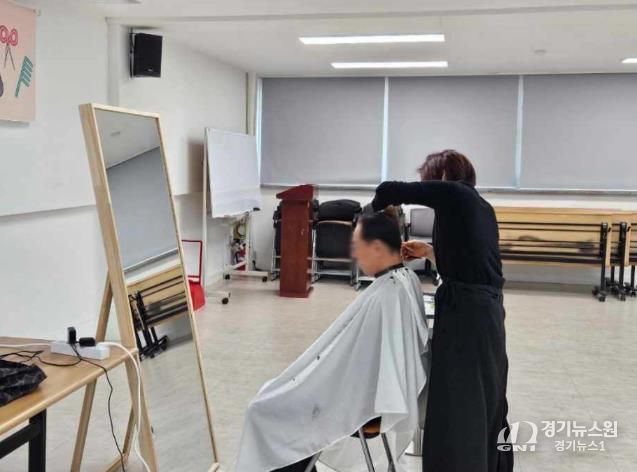 송파구 삼전동 주민센터 무료 미용 서비스 사업 현장 재능 기부하는 김혜선 원장(컬러바나다 미용실)