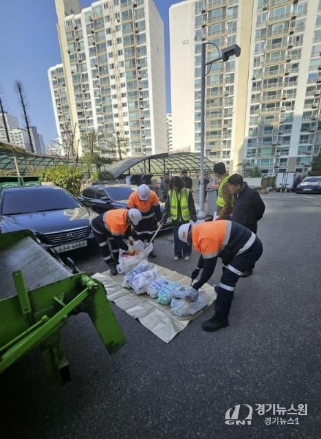 의왕시 종량제봉투 샘플링 검사_공동주택 현장에서 종량제봉투 파봉 후 샘플링 검사를 진행하고있다