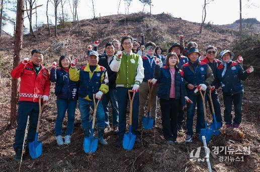 대봉감·배·꿀 농가 상생하는 영암군 식목일