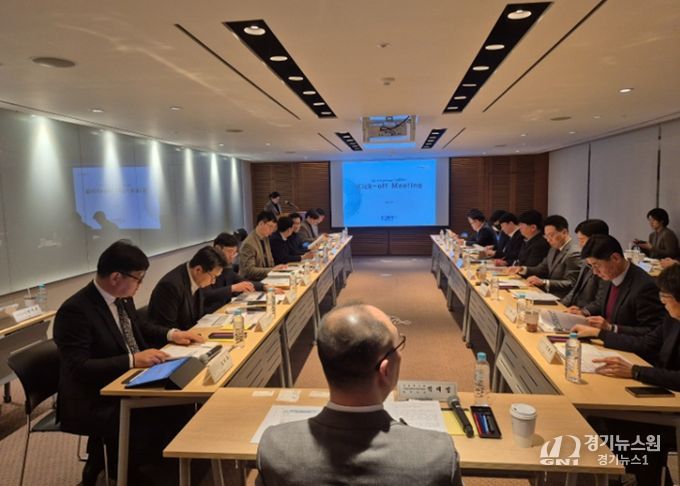 화성특례시와 HL디앤아이한라 컨소시엄 관계자들이 화성~오산 고속화도로 사업 협상을 위한 킥오프 회의를 진행하고 있다