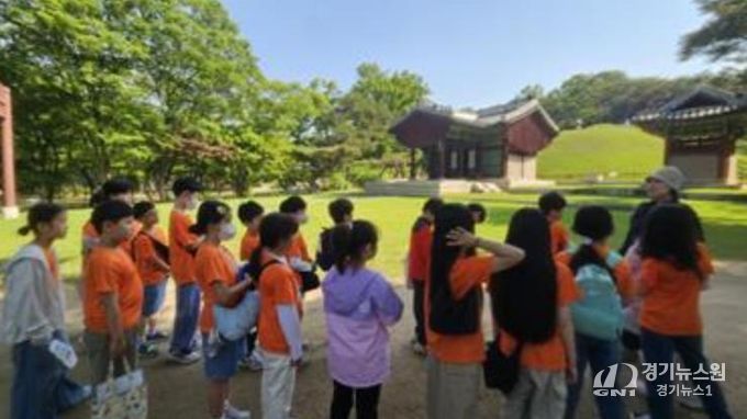 영휘원·숭인원을 견학하고 있는 학생들 모습