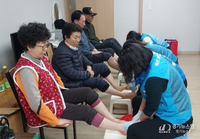 바르게살기운동 동삭동위원회, 경로당 찾아 손발 케어와 이미용 봉사