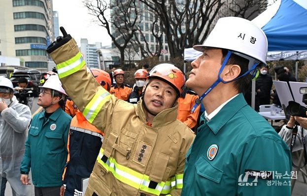 오세훈 서울시장이 16일(월) 중구 소공동 소재 복합건축물 화재 현장을 찾아 피해 상황을 살피고 있다.
