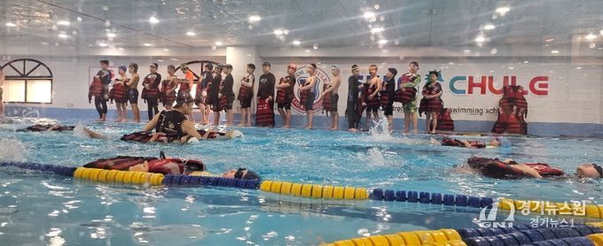 세종시 초등학생들의 생존수영 실기교육에 참여하는 모습