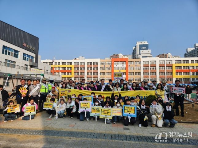 경북교육청, 등굣길 어린이 교통안전 합동 캠페인 실시(어린이 보호구역 교통안전 의식 확산...관계 기관과 안전한 통학환경 조성)