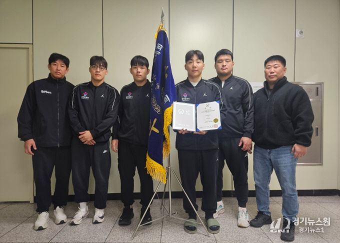 용인특례시 직장운동경기부 유도팀은 ‘2026년 회장기 전국 유도대회’에서 단체전 금메달과 개인전 동메달을 획득했다. 왼쪽부터 홍석웅·박희원·김유철·송민기·황민호 선수, 김혁 감독