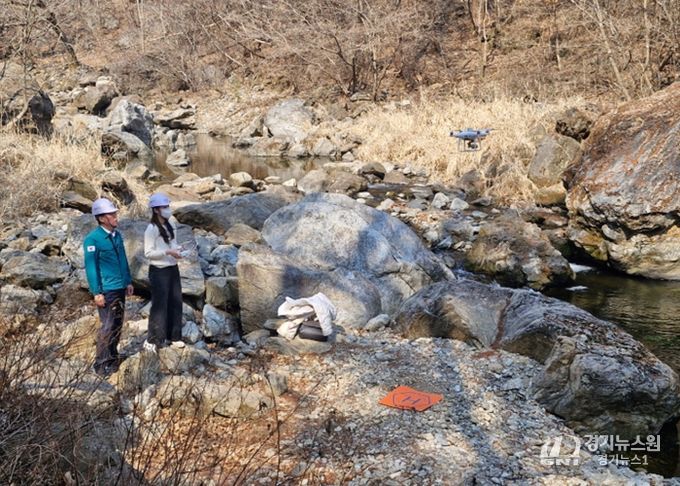 수동계곡 일대에서 드론 촬영을 진행 중인 김상수 부시장
