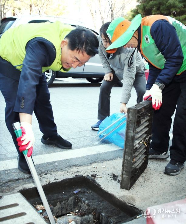 서철모 서구청장이 괴정동 우정가로공원 일대에서 환경정화 활동을 펼치고 있다