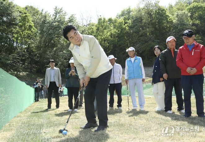 지난해 6월 개최된 관악파크골프장 개장식에서 시타하는 박준희 관악구청장