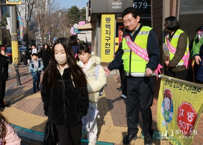 이상일 용인특례시장이 23일 기흥구 동막초등학교 앞에서 교통지도봉사를 하고 있다