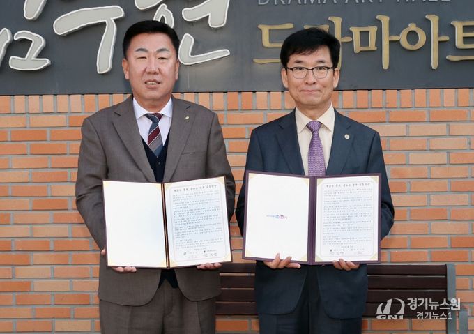 청주시·충북교육청, 독서·글쓰기 문화 확산 위해 맞손. 사진(왼쪽부터 이범석 청주시장, 윤건영 충청북도교육감)