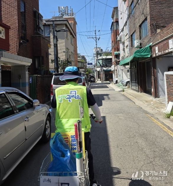 빌라관리매니저가 사업 구역 내 골목길을 순찰하며 주민의 생활 안전 위험 요소를 점검하고 있다.