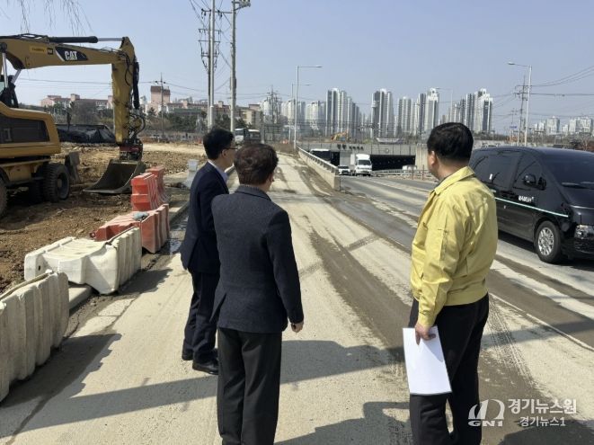 25일 박승삼 시흥시 부시장이 자연재난에 선제적으로 대응하기 위해 정왕지하차도를 점검하고 있다