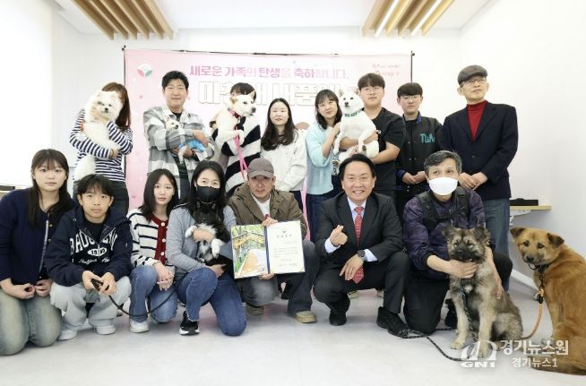 ‘서대문 내품애센터’ 유기 동물 입양식(2026. 3. 21.)에서 이성헌 구청장(앞줄 넥타이 맨 이)과 입양 가족들이 기념 촬영을 하고 있다.
