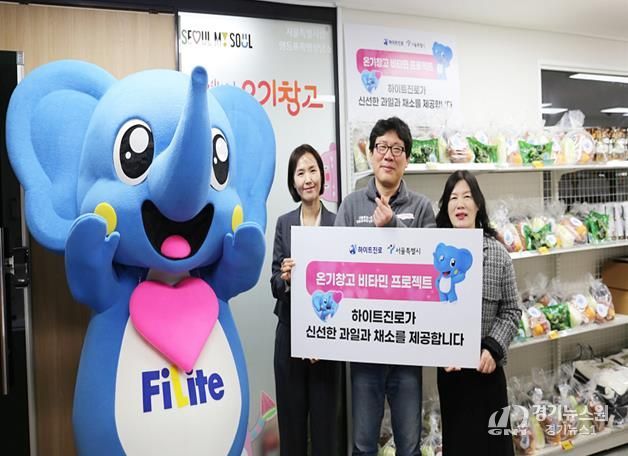 24일 영등포 쪽방촌 온기창고 3호점에서 ‘2026 비타민 프로젝트’ 전달식이 열렸다.(좌측부터 (주)하이트진로 전시내 과장, 영등포 김형옥 쪽방상담소 소장, 서울시 박월진 자활지원과장)