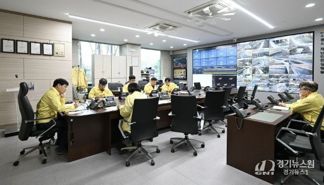 3월 26일 시흥시청 재난상황실에서 산불관련 상황판단회의가 열리고 있다