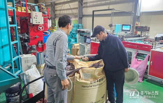 영주시 종량제봉투 생산업체를 방문해 조기 공급을 요청하고 원료 점검을 실시하고 있다