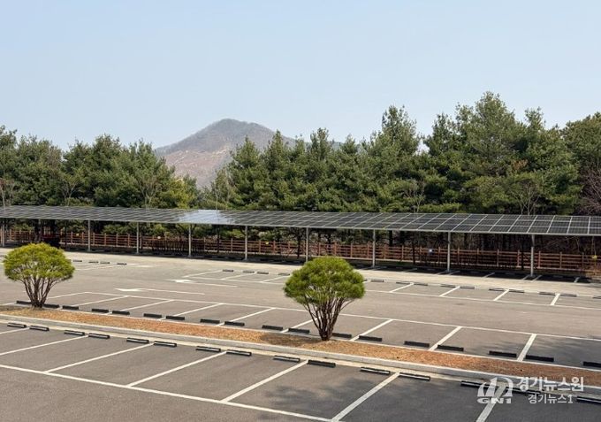 태양광 발전설비가 구축된 대전교육연수원 주차장