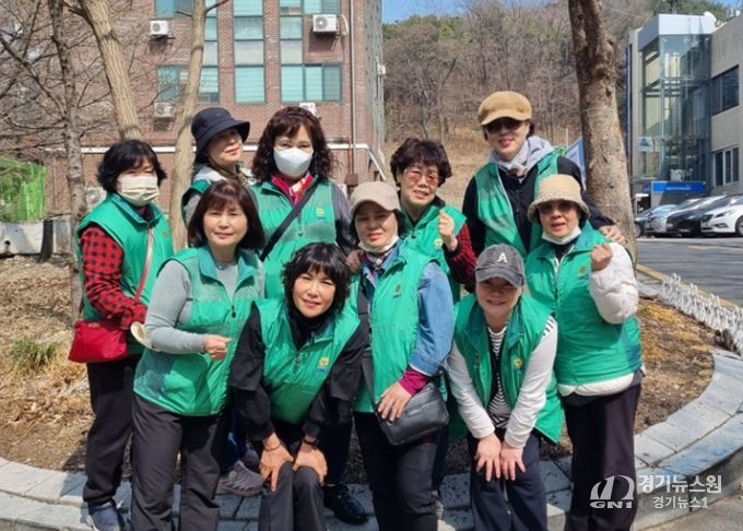 광명시 하안1동은 지난 30일 식목일을 앞두고 새마을부녀회와 함께 ‘봄맞이 꽃 심기 행사’를 개최했다.