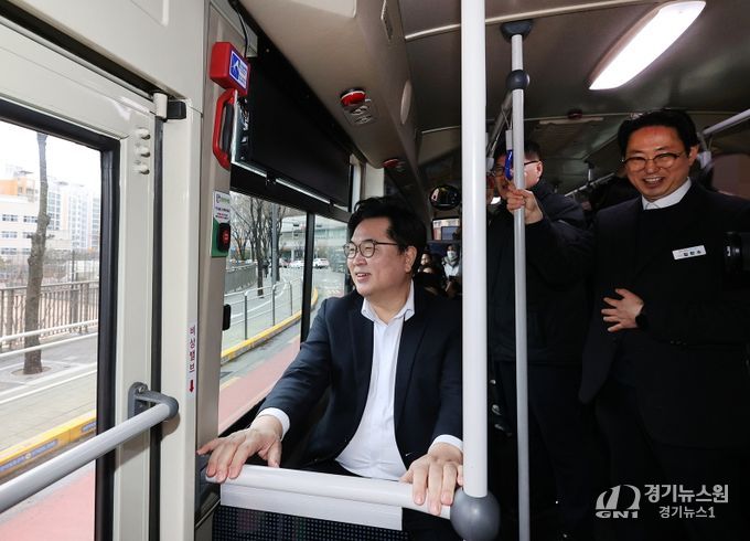 박일하 동작구청장이 지난 3월, 마을버스 동작21번에 시승해 흑석고등학교 앞을 지나가고 있다.