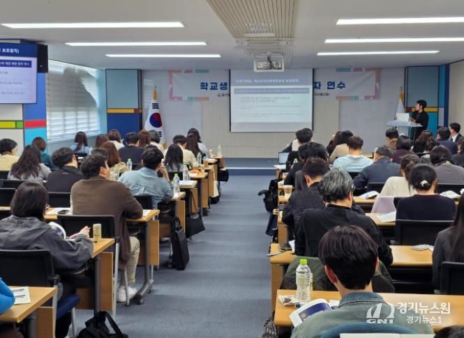 고등학교 생활기록부 담당자들이 6일 본청 다산홀에서 '생활기록부 기재 역량 강화 연수'를 듣고있다