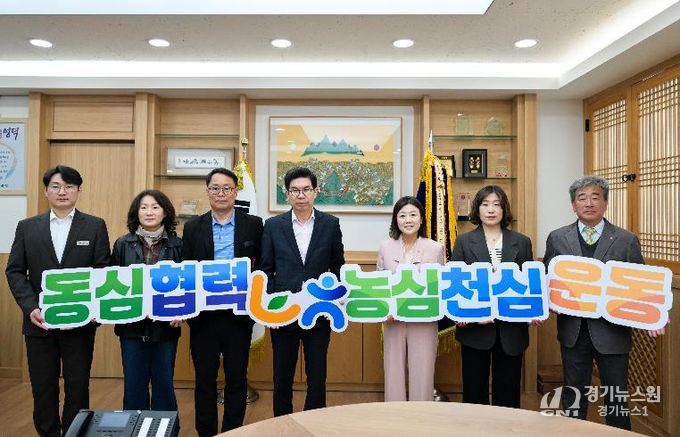 영덕군과 NH농협은행 영덕군지부 외국인 계절근로자 지원을 강화하기 위해 업무협약.을 체결하고 있다.