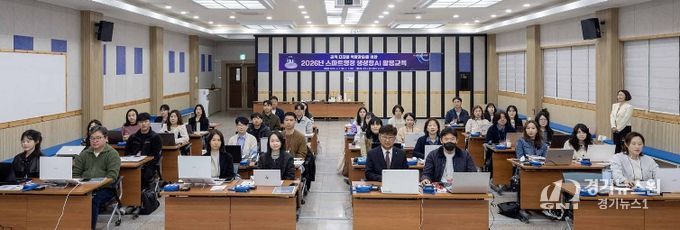 최충규 대덕구청장(사진 첫 번째 줄 왼쪽 다섯 번째)과 대덕구 공직자들이 구청 대회의실에서 ‘생성형 AI 활용 교육’에 앞서 기념 촬영을 하고 있다.