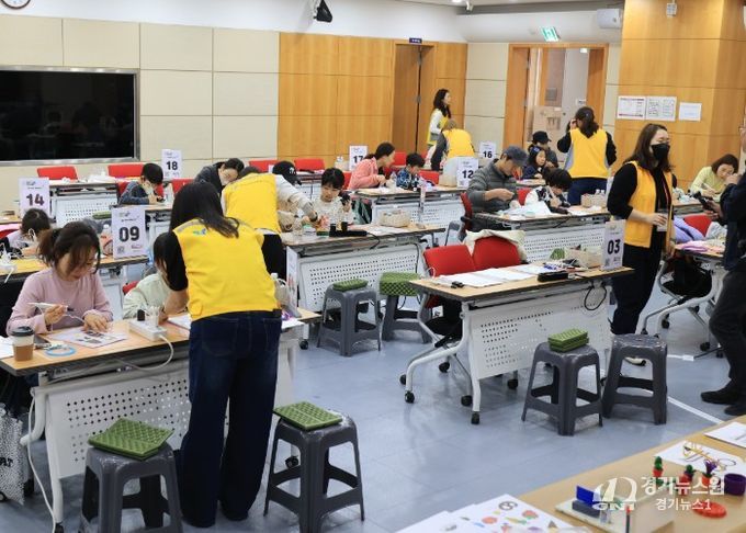 과천시, 과학의 날 기념해 한 달간 열리는 과학행사 첫 회차 호응…3D펜 체험에 가족 참여 이어져