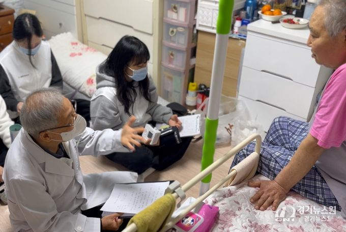 건강장수센터 건강전문 다학제팀 의사가 건강관리가 필요한 어르신 가정에 방문하여 건강상담을 하고 있다