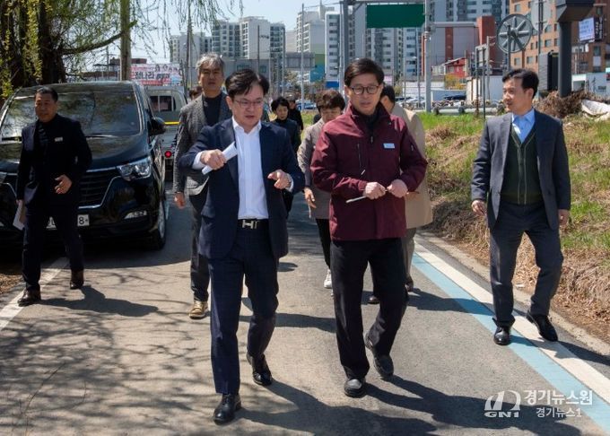 김병수 김포시장이 7일 고다니 유수지, 한강중앙공원, 김포대로 미세먼지 저감숲 조성 대상지 등 주요 사업 현장을 방문해 진행 상황을 점검하고 시민 중심의 공간 조성 방안을 모색하고 있다.