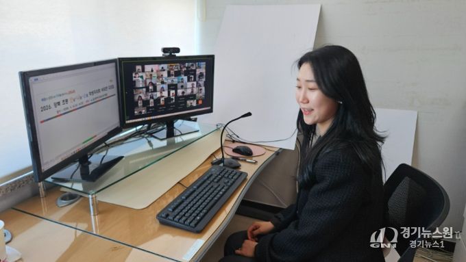 강북 초등 학생자치회 대표들이 8일 비대면으로 열린 '2026 초등 학생자치회 다모임'에서 동평초 금희경 교사 특강을 듣고있다.