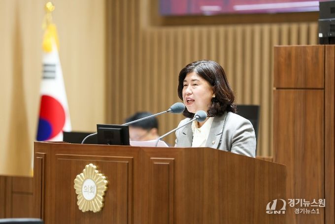 조미옥 의원이 제400회 임시회 제2차 본회의에서 오목천동 도시계획변경과 관련한 의견을 제시하고 있다.