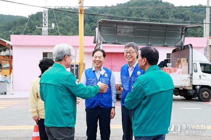 김정기 이사장(가운데 파란색 조끼)이 올해 7월 대의면 수해 현장을 찾아 침수피해 이웃들을 위해 생필품을 기부하고 위로했다.