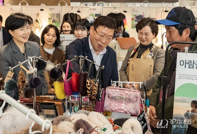 김경호 광진구청장이 지난 3월 30일 열ㄹ린 광진구 봉제산업종합지원센터 3주년